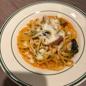 ベーコンとほうれん草のトマトクリームパスタ