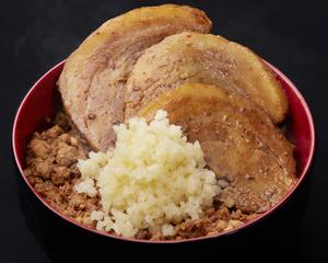 【ニンニク増し】チャーシュー丼 (チャーシュー3枚,そぼろ50g,ご飯200g, ニンニク10g)