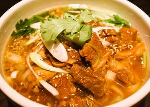 牛バラ煮込み刀削麺