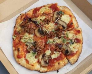 チーズピザ Cheese Pizza