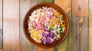 ベーコンとチーズの相性抜群ピンクシーザーサラダ