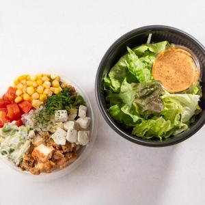 ケイジャンチキンと十六穀米のチョップドサラダ