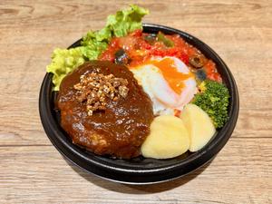 デミグラスハンバーグ・ラタトゥイユ温玉丼