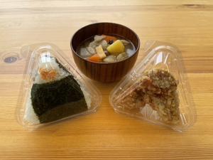おむすび1個+から揚げ+味噌汁セット (one onigiri, fried chiken and miso soup set)