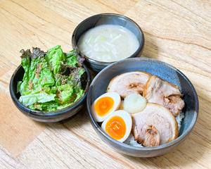 炙りチャーシュー丼・濃厚豚骨汁・ミニサラダセット(チャーシュー3枚、味玉1個、にんにく、