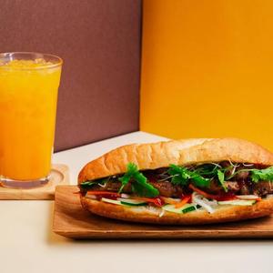 チキンサラダバインミー ジュースセット Chicken Salad Banh Mi Juice Set