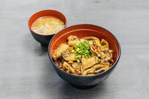 鶏皮丼(タレ)特盛+手作り味噌汁付き