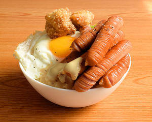 粗挽きソーセージ唐揚げエッグ飯(ソーセージ8本)