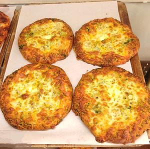 オリーブとオクラとアンチョビのバジルソースピザ 1個