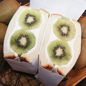 キウイフルーツサンドイッチ (ハーフサイズ) Kiwi fruit with whipped cream Sandwich (half size)