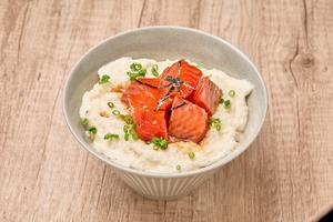 疲労回復に!「たまり醤油漬けサーモンのねばとろ丼」