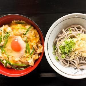 月見親子丼とミニそばセット