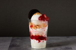 クッキー&苺ミルクアイスパフェ(300ml)Cookie & Strawberry Milk Ice Parfait