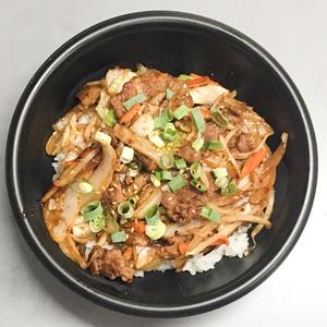 スタミナ牛焼肉丼 ご飯大盛無料 具材も大盛