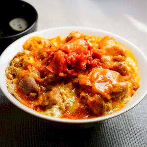 キムチの親子丼(鶏 80g)とお吸い物 Kimchi oyakodon (80g chicken) and soup