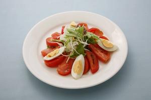 トマトエッグサラダ (TOMATO EGG SALAD)