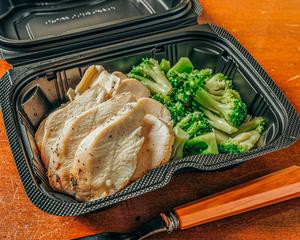【たんぱく質66.1g】低温調理した鶏むね肉とブロッコリー(鶏むね200g)