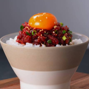 8.サシとろユッケのネギ和え丼 Premium raw horse Yukhoe Rice Bowl with a Green Onion Salad