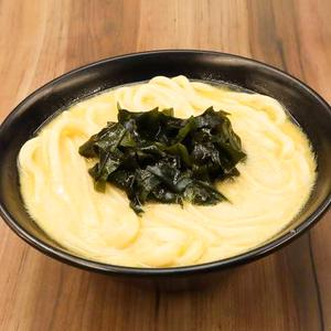 わかめの鶏白湯うどんChicken bese UDON noodle with topping seaweed