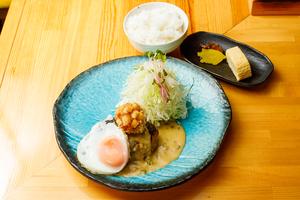 ポークハンバーグ弁当(わさびクリームソース目玉焼きのせ)