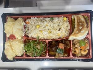 6品目中華弁当(エビマヨネーズ):六口味便当(油)