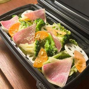 ブロッコリーと飾り野菜のボリュームサラダ