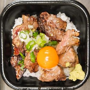 鮪料理の傑作品 “中トロマグロ部位の焼肉丼(新鮮な卵黄付)