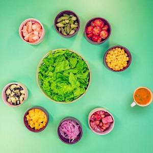 日替わり野菜スープとカスタムサラダ