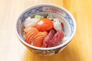 海鮮丼(卵黄のせ)