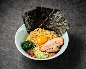 月見まぜそば(チャーシュー1枚・薬味ネキ・フライドオニオン・魚粉・ホウレン草・ノリ3枚・生卵1個)