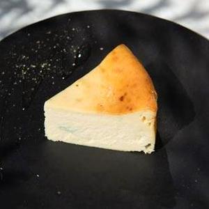 ゴルゴンゾーラとグラナパダーノの濃厚チーズケーキ(グルテンフリー)