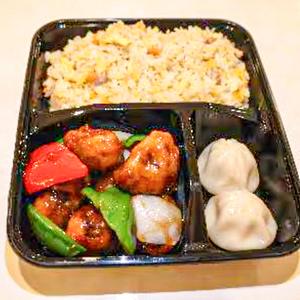 黒酢豚、炒飯、小籠包付き弁当