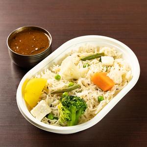 【LUNCH】サブジプロー(インド風焼き込み豆入りご飯＆チキンカレー/キーマカレー/バターチキンカレー/マトンカレーから1つ＆サラダ＆ドリンク＆デザート)