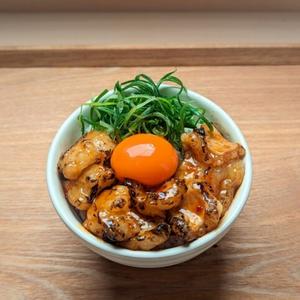 旨辛牛ホルモン丼