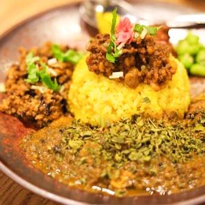 チキン×限定×梅キーマの三種盛りカレー 2000円
