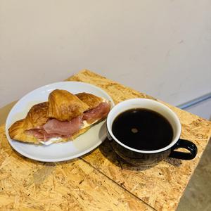 Drinkセット(生ハムとクリームチーズのクロワッサンサンドとホットアメリカーノ)