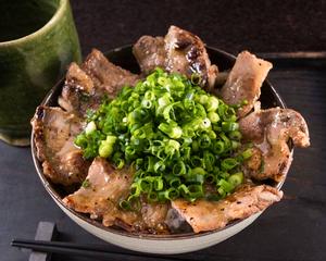 カルビ塩ネギ盛り丼 Kalbi with Green Onion and Salt Rice Bowl
