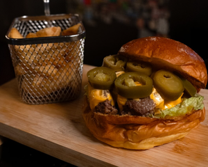 チェダーハラペーニョバーガー Spicy Beef Burger