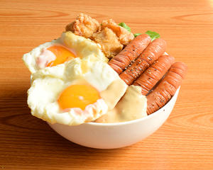 粗挽きソーセージ唐揚げダブルエッグ飯(ソーセージ4本)