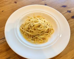 シンプルなペペロンチーノ スパゲッティ(サラダ付き)