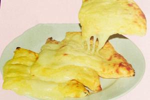 チーズナン(Cheese Naan)