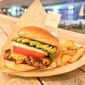 アボカドチーズバーガー  フレンチフライ付き