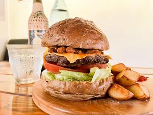 チリビーンズチーズバーガー(フライドポテト付)