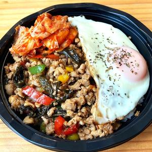 熟成キムチのせガパオ飯