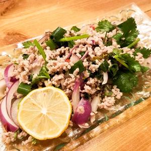 豚ひき肉のハーブサラダ