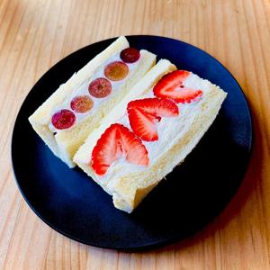 旬のいちごサンド＆種無し赤ぶどうサンド