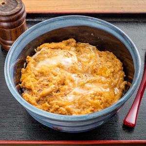シマチョウキムチ鶏丼玉子とじ