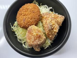 鶏笑 コロッケ ムネ2個丼