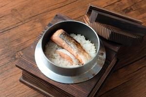 釜炊き鮭飯おにぎり2個+選べるおかず 味噌汁付き