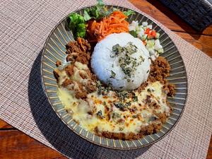 季節野菜のポークキーマカレーチーズトッピング